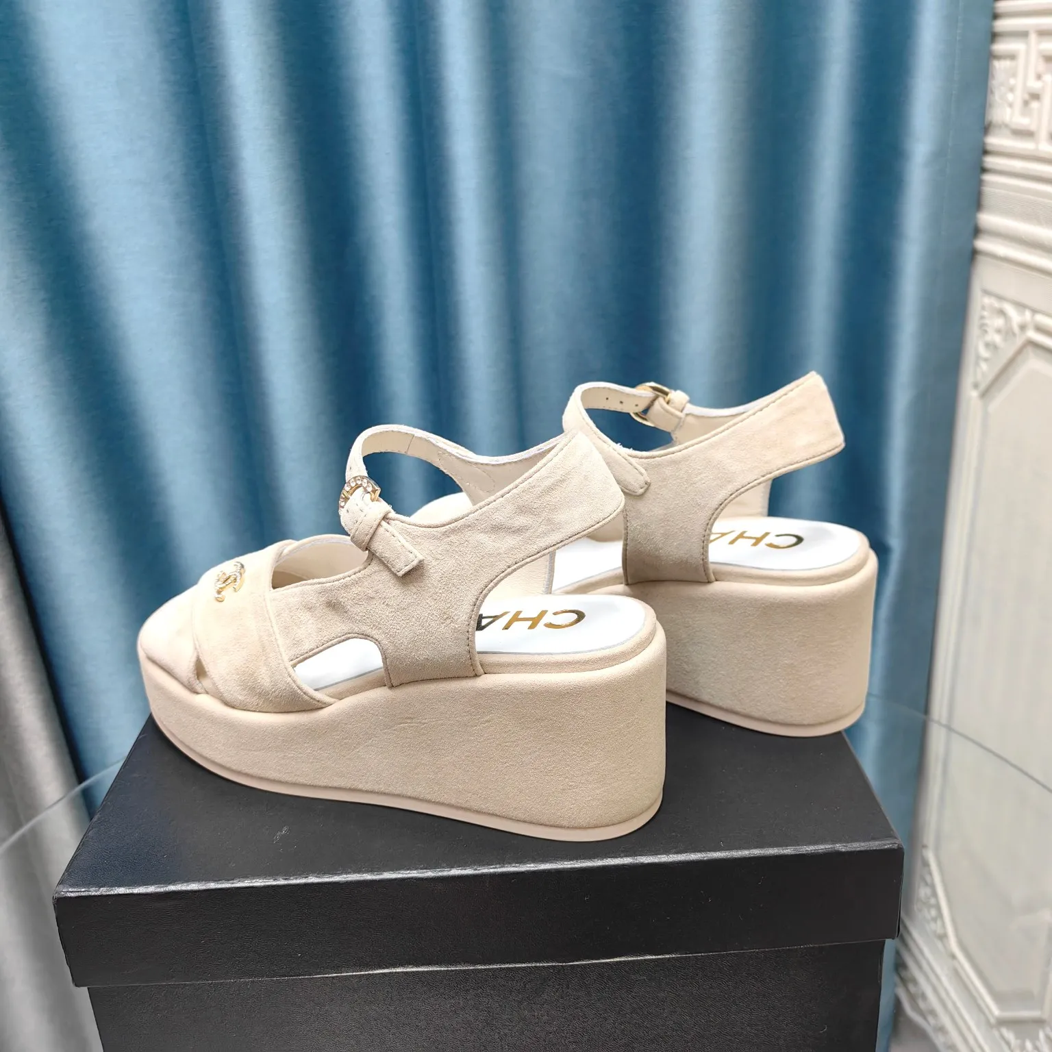👟👟Ex-factory price 540👟👟 Top version Chanel/Chanel 24ss thick-soled lame-heeled sandals Material ☑️Fabric: patent leather/sheep ☑️Lining: sheepskin ☑️Outsole: original outsole ☑️Heel height: 7.5cm ☑️Number of yards: 35-40